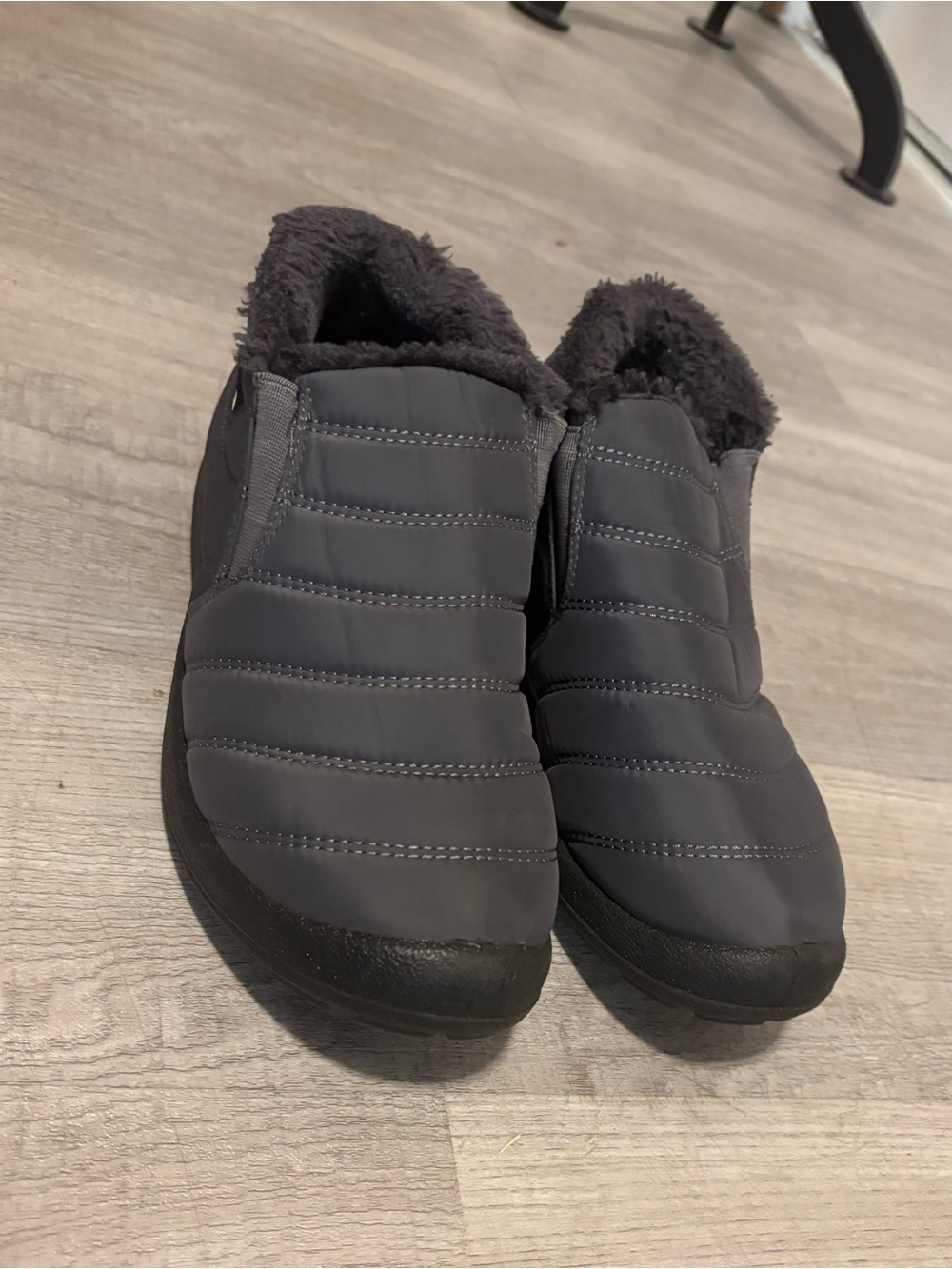 Womens size 9 Gray Slip-On Faux Fur Lined Ankle slippers Rubber sole winter cozy